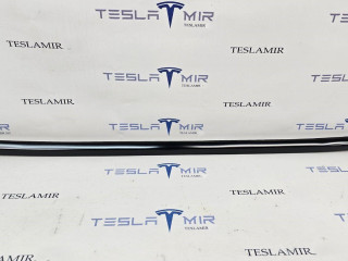 молдинг двери задней левой Tesla Model 3 1 поколение 2022, 1080745-00, 1080745-01