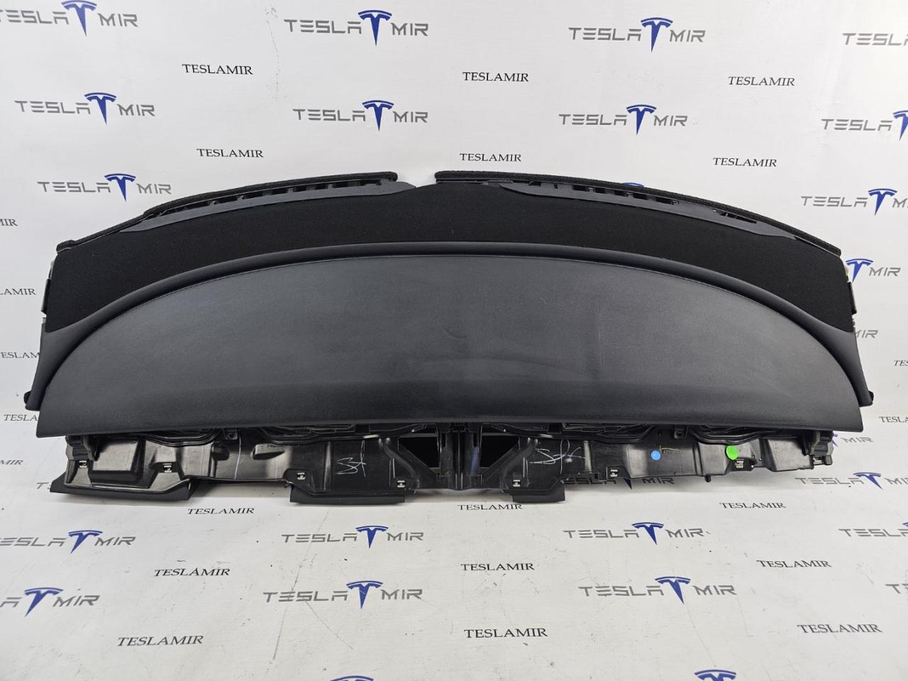 панель передняя салона (торпедо) Tesla Model 3 1 поколение 2023, 1077823-00, 1083401-80, 1083401-05, 1083401-00 - фото №1