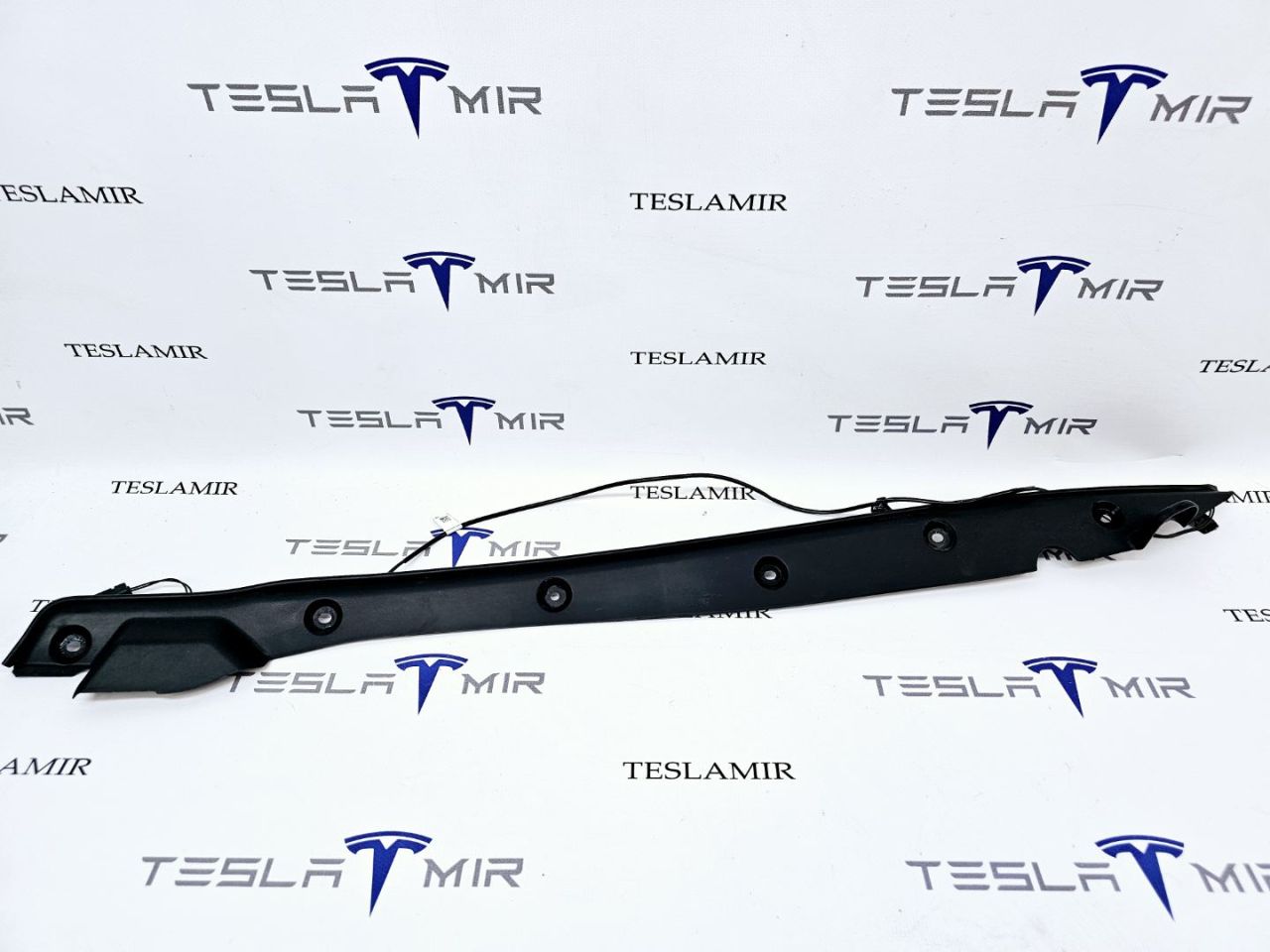 Уплотнитель крышки багажника с датчиком левый Tesla Model X 1 поколение 2018, 1056299-00, 1036579-00 - фото №1