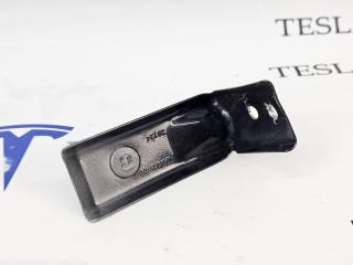 крепление ( кронштейн ) крыла Tesla Model 3 2 поколение 2024, 1091431-00