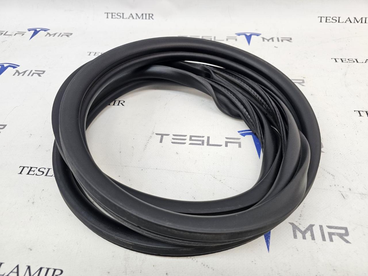 Уплотнитель резиновый бокса капота (корыта) Tesla Model 3 1 поколение 2021, 1090492-00 - фото №1