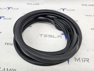 Уплотнитель резиновый бокса капота (корыта) Tesla Model 3 1 поколение 2021, 1090492-00