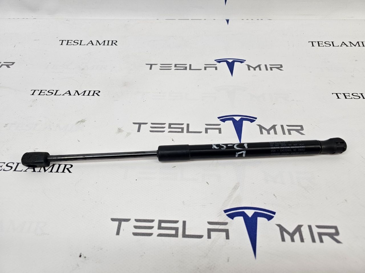 Амортизатор (упор) капота Tesla Model 3 1 поколение 2022, 1091870-00, 1089586-00, 1091472-00 - фото №1