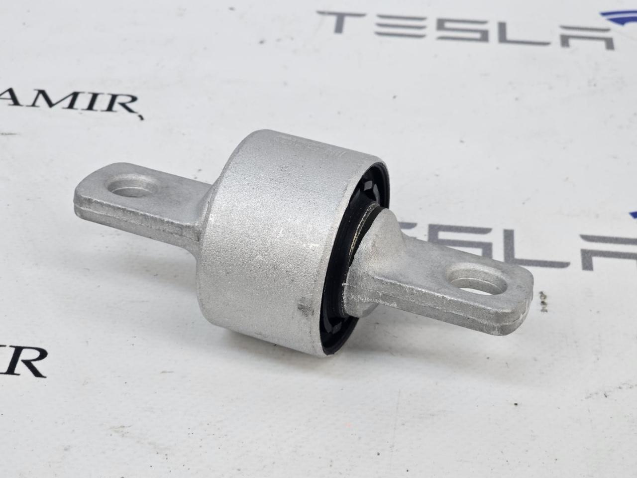Сайлентблок переднего нижнего рычага (бабочка) Tesla Model 3 1 поколение 2020, 1044343-00 - фото №1
