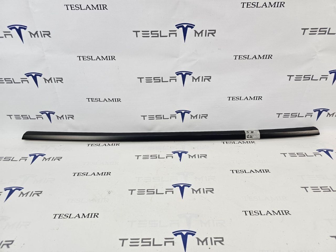 молдинг двери задней левой Tesla Model 3 2 поколение 2025, 1080745-00, 1080745-01, 1873573-99 - фото №1