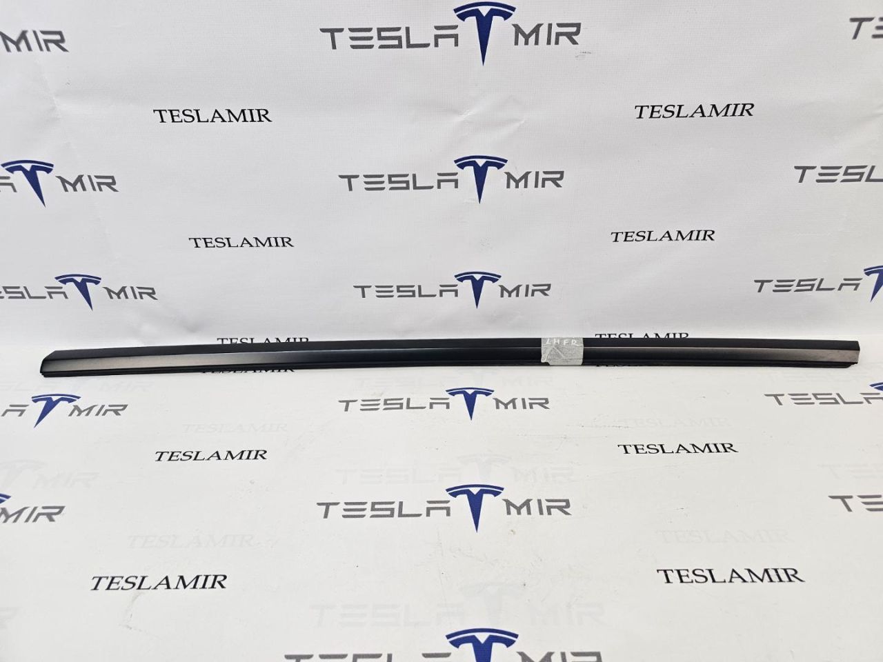молдинг двери передней левой Tesla Model 3 2 поколение 2025, 1873571-99 - фото №1