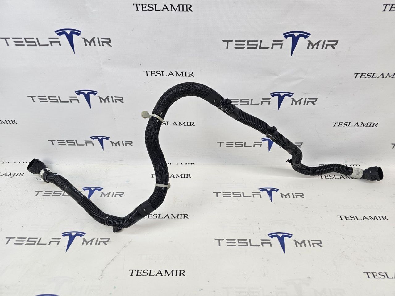 Шланг системы охлаждения заднего мотора Tesla Model Y 1 поколение 2025, 1077595-00 - фото №1