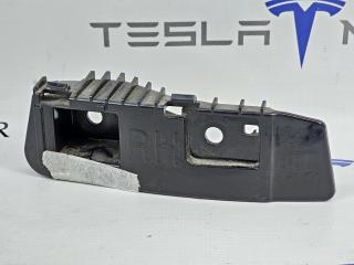 Кронштейн крепления фонаря правый Tesla Model 3 1 поколение 2023, 1083993-00