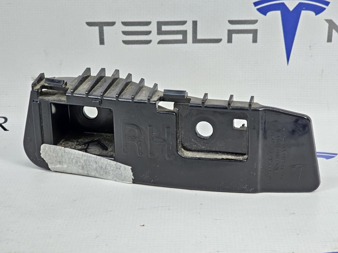 Кронштейн крепления фонаря правый Tesla Model 3 1 поколение 2023, 1083993-00 - фото №1