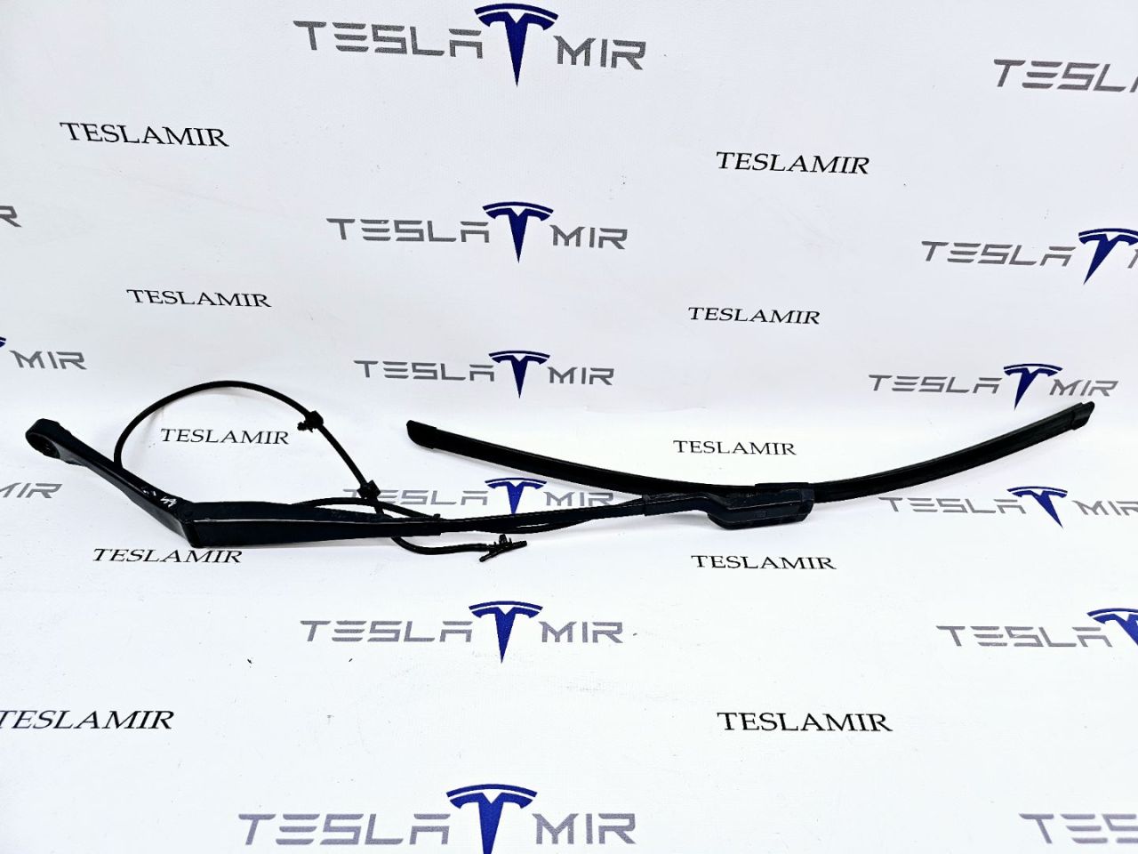 щеткодержатель (поводок стеклоочистителя, дворник) Tesla Model 3 1 поколение 2019, 1076728-00, 1076730-00, 1076726-00 - фото №1