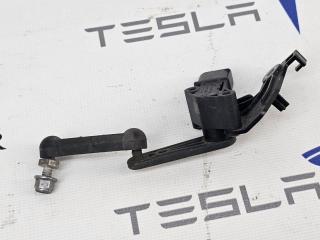 Датчик уровня пневмоподвески (положения кузова) передний левый Tesla Model S 1 поколение [2-й рестайлинг] 2022, 1420941-00, 1420944-00