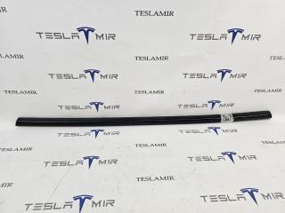 молдинг двери задней левой Tesla Model 3 1 поколение 2023, 1080745-00