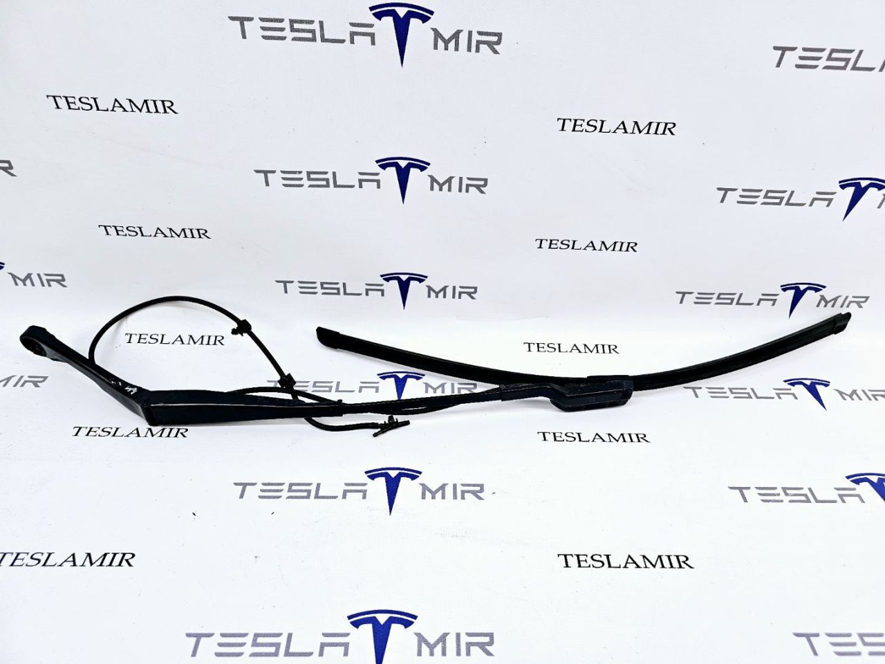 щеткодержатель (поводок стеклоочистителя, дворник) Tesla Model 3 1 поколение 2019, 1076728-00, 1076730-00, 1076726-00 - фото №1