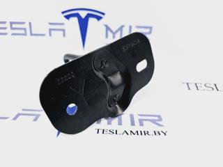 Петля (ригель) замка капота (одиночная) Tesla Model 3 1 поколение 2021, 1505712-00