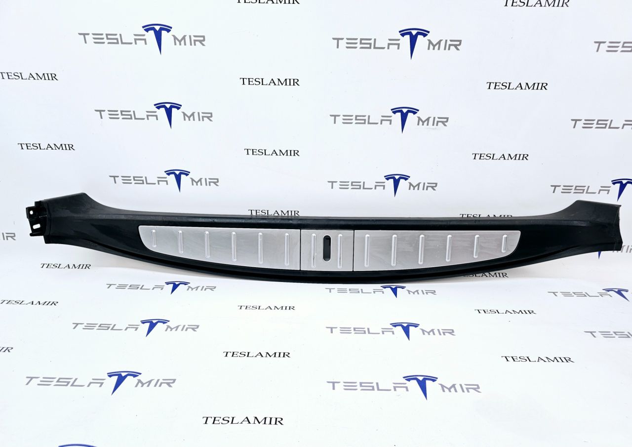 Отделка багажника (пластик) под замок Tesla Model X 1 поколение 2018, 1035994-00, 1050393-00 - фото №1