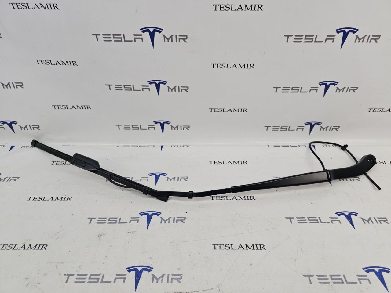щеткодержатель (поводок стеклоочистителя, дворник) Tesla Model Y 1 поколение 2022, 1490249-00 - фото №1