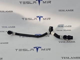 Патрубок системы охлаждения пластиковый передний левый Tesla Model 3 2 поколение 2024, 1077577-00