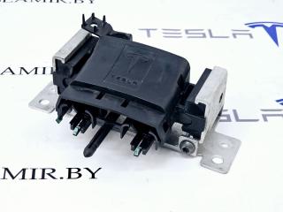 Крышка-фиксатор низковольтного разъёма высоковольтной батареи Tesla Model S 1 поколение [рестайлинг] 2017, 1003311-00