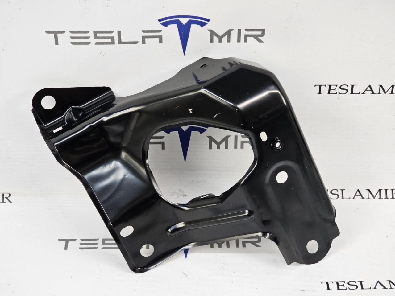 крепление ( кронштейн ) крыла Tesla Model Y 1 поколение 2025, 2032467-S0, 2032469-00 - фото №1