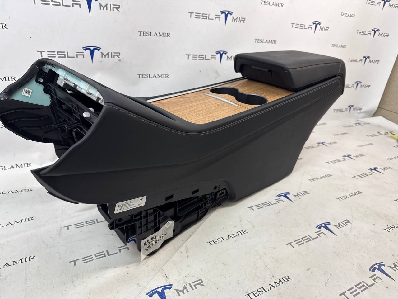 консоль салона Tesla Model Y 1 поколение 2024, 1111072-00, 1861594-00, 1755100-00, 1755515-00, 1880003-00 - фото №1