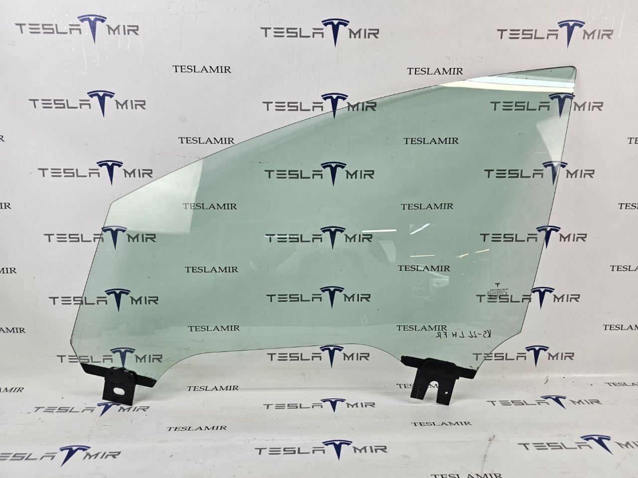 стекло двери передней левой Tesla Model X 1 поколение 2018, 1028822-00 - фото №1