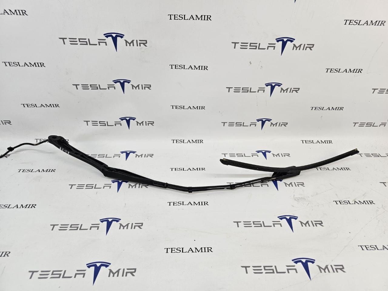щеткодержатель (поводок стеклоочистителя, дворник) Tesla Model 3 1 поколение 2023, 1076729-00, 1076731-00, 1076727-00, 1621687-00 - фото №1