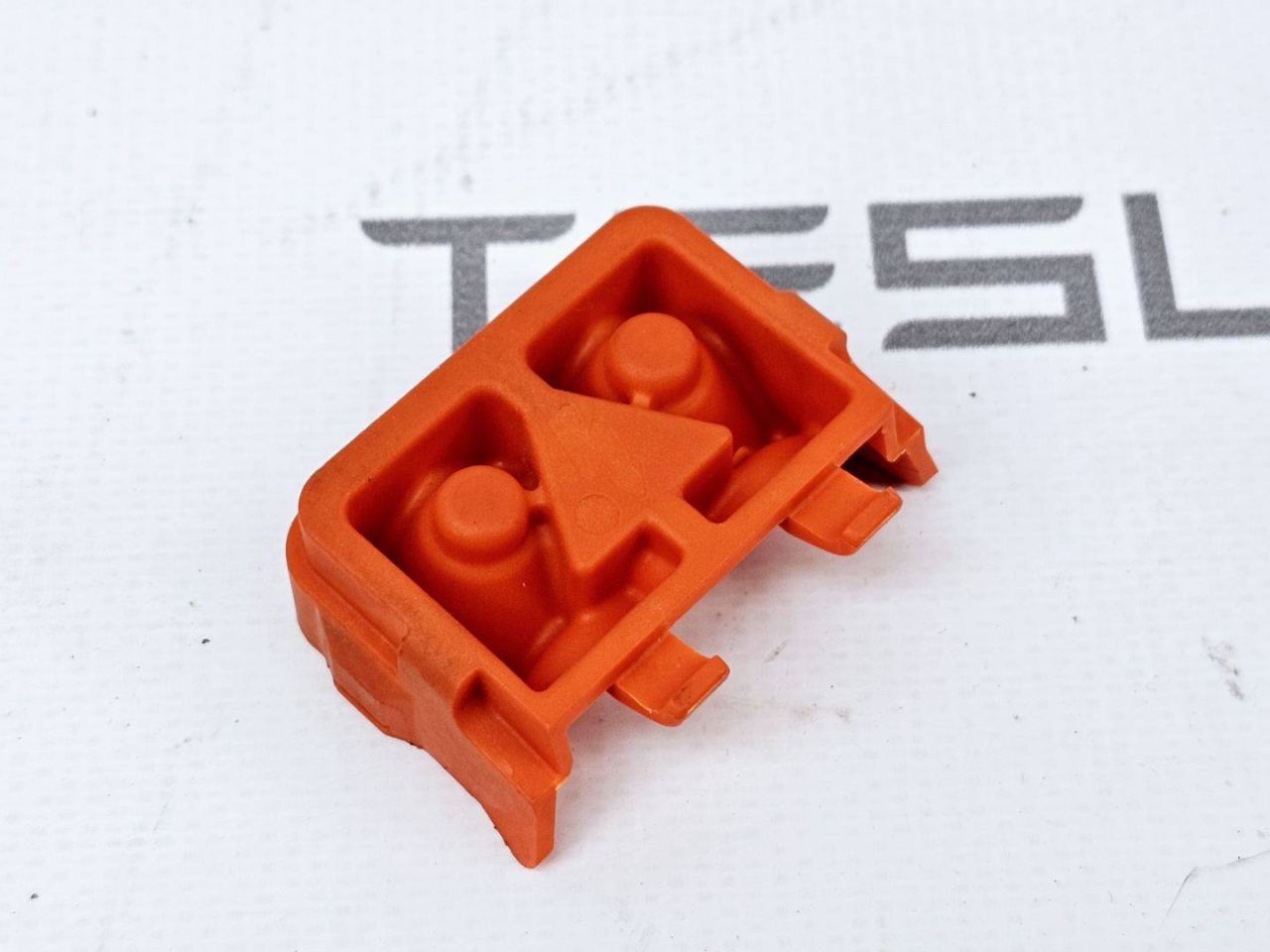 Крышка порта зарядки Tesla Model Y 1 поколение 2024, 1506911-00 - фото №1