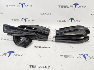 уплотнитель двери Tesla Model X 1 поколение 2018, 1032469-75
