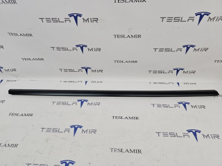 молдинг двери передней правой Tesla Model Y 1 поколение 2022, 1621165-00