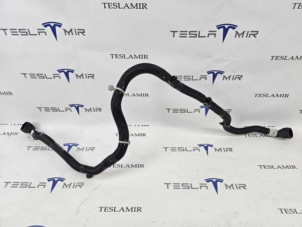 Шланг системы охлаждения заднего мотора Tesla Model Y 1 поколение 2025, 1077595-00 - фото №1