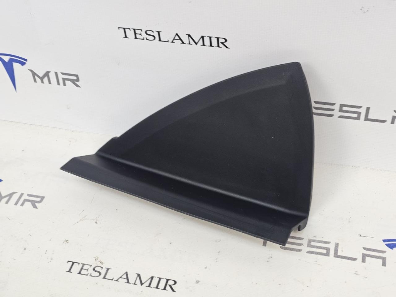 Накладка боковая торпеды правая Tesla Model 3 2 поколение 2025, 1715726-29 - фото №1