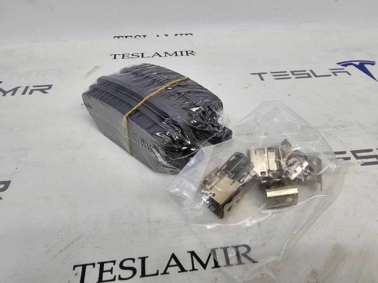 тормозные колодки Tesla Model 3 1 поколение 2022, 8008244-00 - фото №1