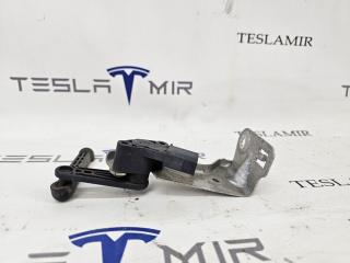 Датчик уровня пневмоподвески (положения кузова) передний правый Tesla Model X 1 поколение 2018, 1027976-00, 6006526-00