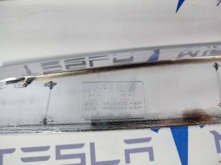 Накладка хром люверса правая верхняя Tesla Model S 1 поколение [рестайлинг] 2019, 1056380-00