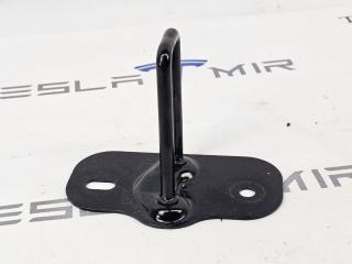 Петля (ригель) замка капота (одиночная) Tesla Model Y 1 поколение 2024, 1505712-00
