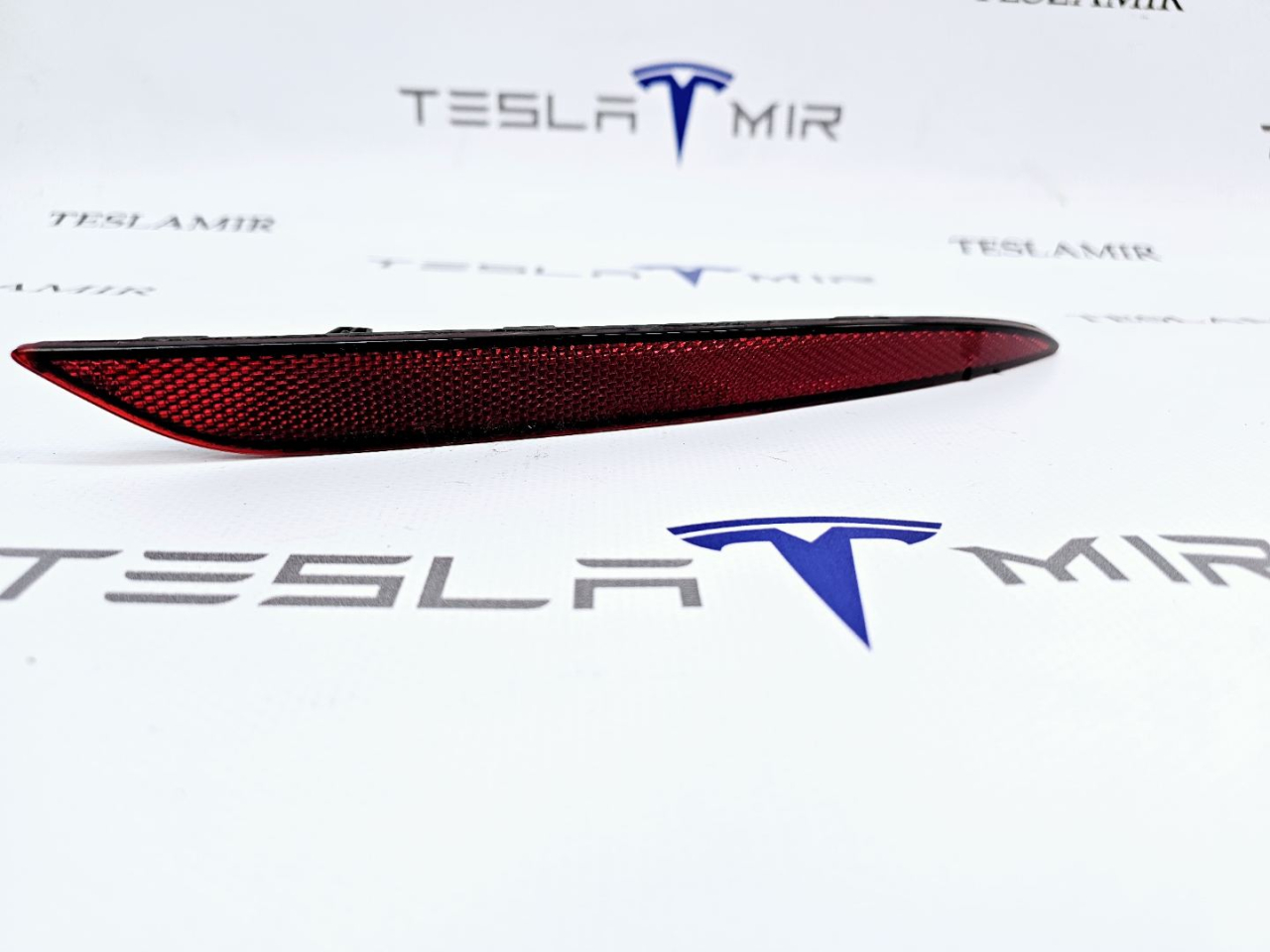 Катафот заднего бампера (отражатель) правый Tesla Model 3 1 поколение 2019, 1077407-00 - фото №1