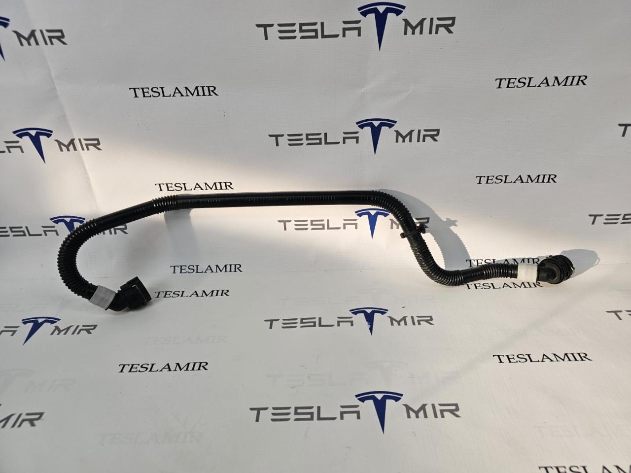 Шланг системы охлаждения - трубопровод порога Tesla Model 3 2 поколение 2024, 1501345-00 - фото №1