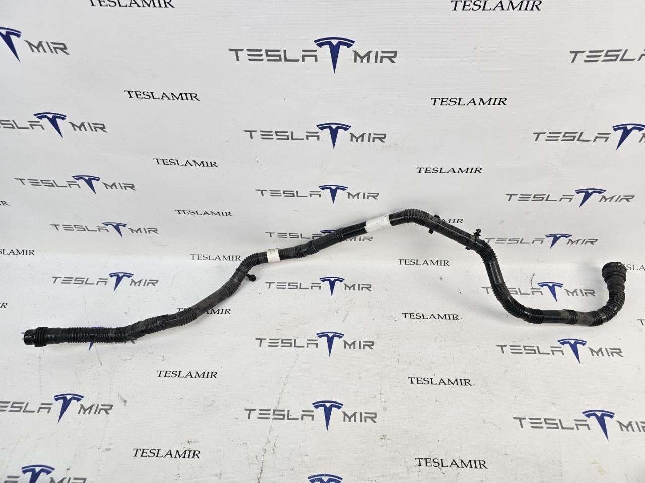 Патрубок системы охлаждения пластиковый передний Tesla Model 3 1 поколение 2023, 1501334-00, 1647666-00 - фото №1