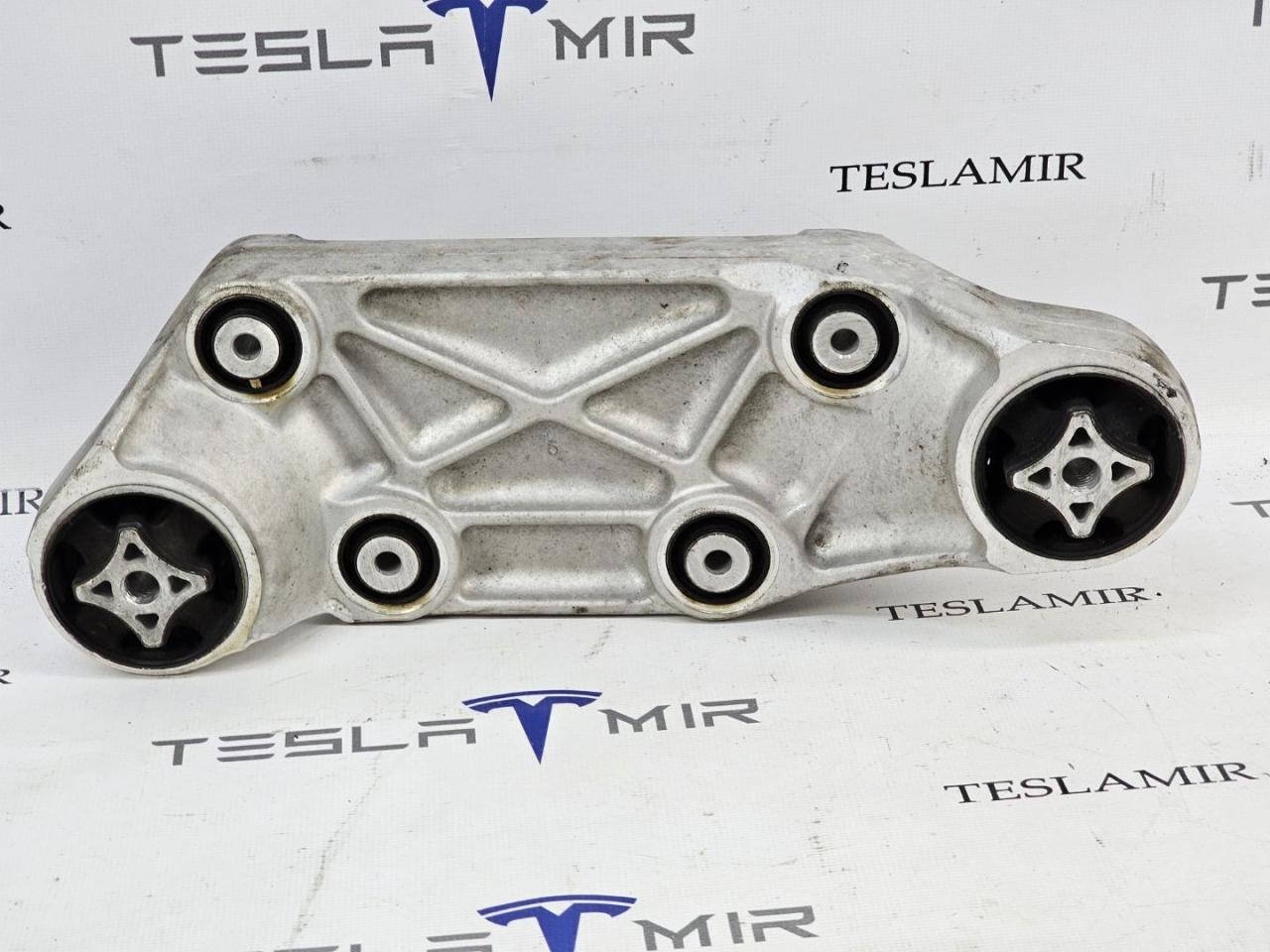 кронштейн двигателя Tesla Model S 1 поколение 2016, 1052783-00 - фото №1