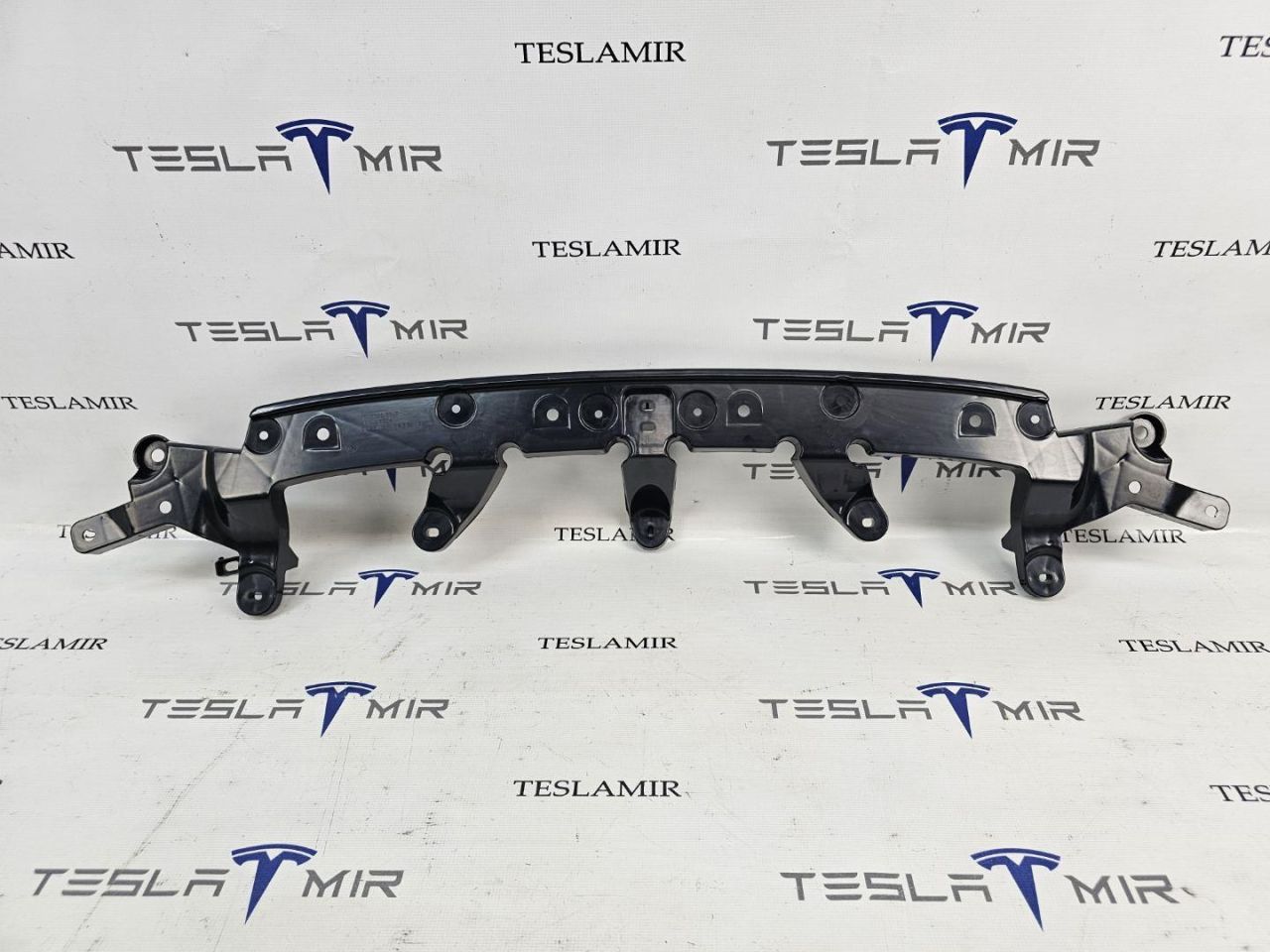 Кронштейн накладки (логотипа) V-образной гриля передний Tesla Model X 1 поколение 2018, 1047020-00 - фото №1