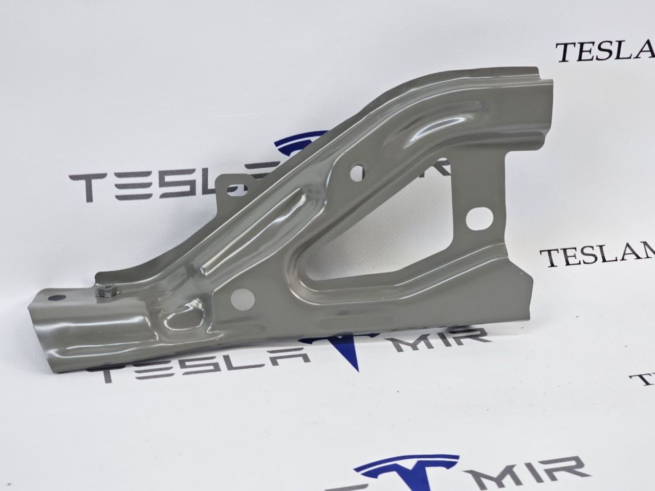 крепление ( кронштейн ) крыла Tesla Model Y 1 поколение 2025, 2095524-00, 2095526-S0 - фото №1