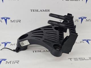 кронштейн компрессора кондиционера Tesla Model Y 1 поколение 2024, 1673627-00, 1667014-00