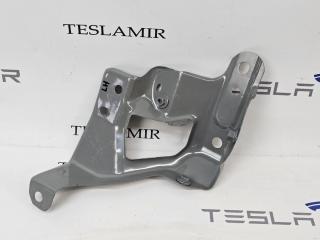 крепление ( кронштейн ) крыла Tesla Model 3 2 поколение 2024, 1771936-00