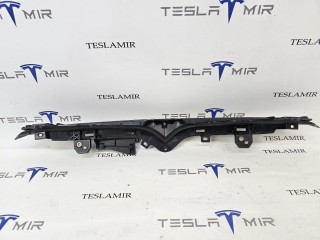 Кронштейн накладки (логотипа) V-образной гриля передний Tesla Model S 1 поколение [2-й рестайлинг] 2022, 1779981-00, 1611024-00