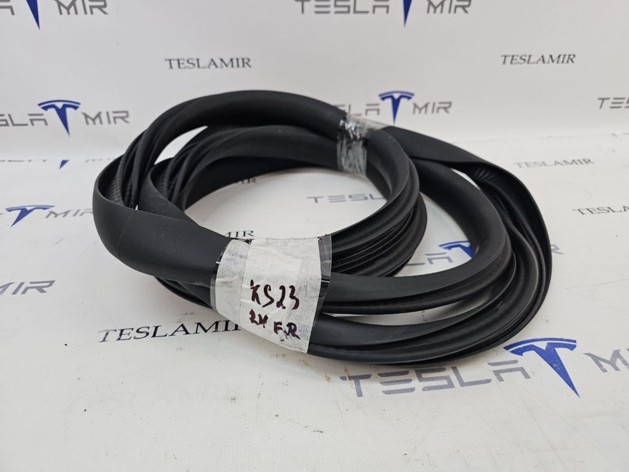 уплотнитель двери Tesla Model Y 1 поколение 2022, 1497673-98, 1497673-00, 1497674-00 - фото №1