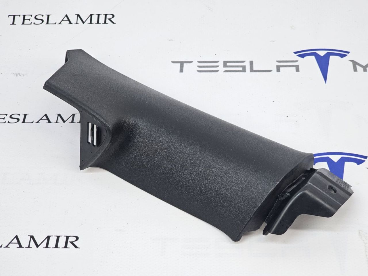 Накладка стойки С внутренняя правая верхняя Tesla Model 3 1 поколение 2022, 1086277-00 - фото №1