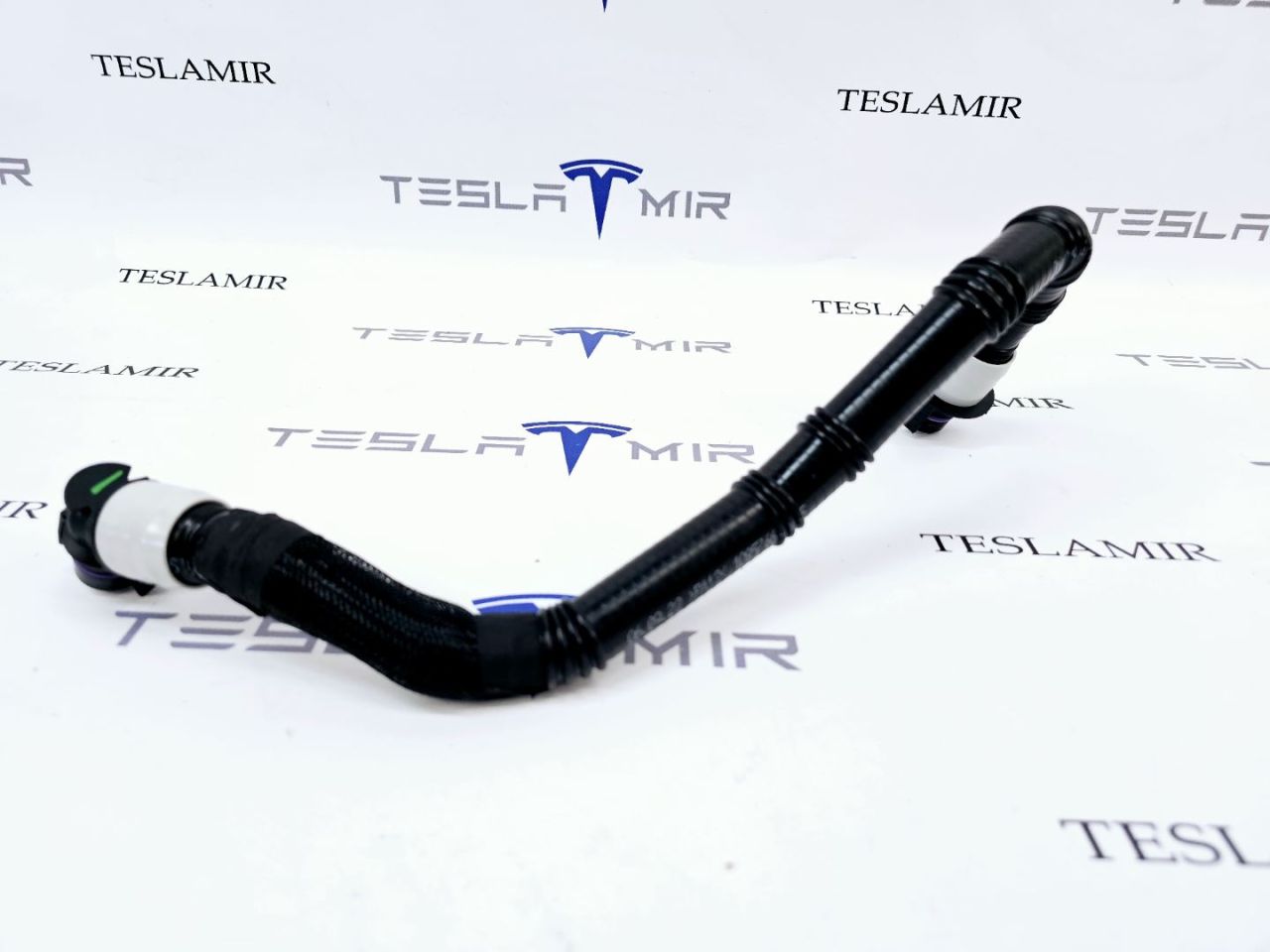 Патрубок охлаждения пентхауса Tesla Model 3 1 поколение 2020, 1095766-00 - фото №1