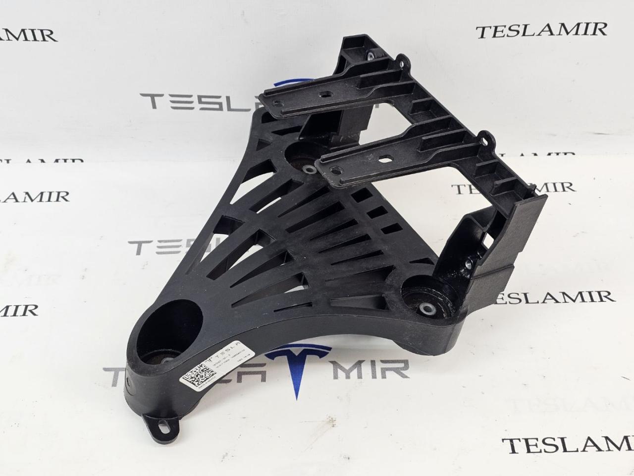 кронштейн компрессора кондиционера Tesla Model Y 1 поколение 2025, 1673627-00, 1667014-00 - фото №1