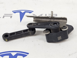 Датчик уровня пневмоподвески (положения кузова) передний правый Tesla Model X 1 поколение 2018, 1058358-03, 1027946-00, 1072447-82, 1036885-00