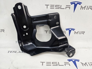 крепление ( кронштейн ) крыла Tesla Model Y 1 поколение 2021, 1487492-00, 1504590-S0